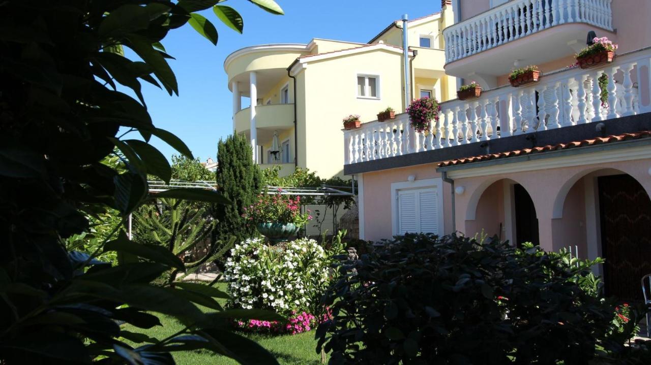 Apartments Ravlic Ana Malinska Exterior photo