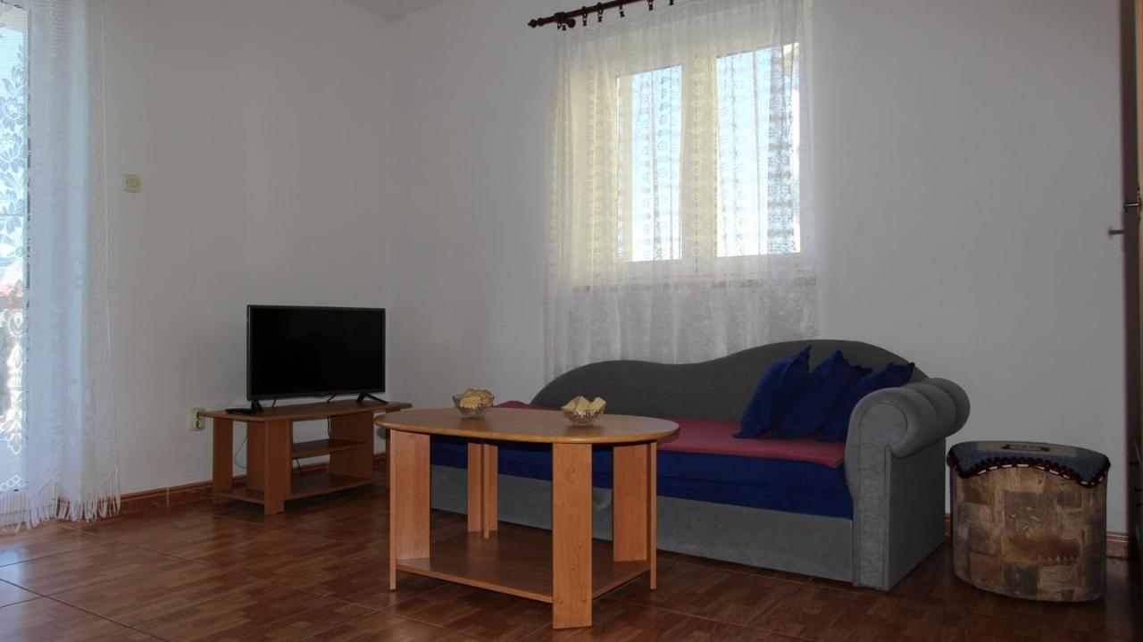 Apartments Ravlic Ana Malinska Exterior photo